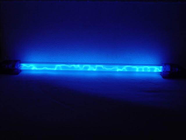 Bóng đèn UV có hệ thống hiện thị báo hoạt động của đèn thông qua màu sắc của đèn tín hiệu