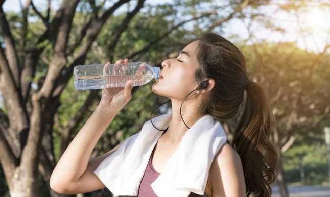 Uống đủ nước và có một lối sống lành mạnh là một cách chăm sóc da mặt hàng ngày
