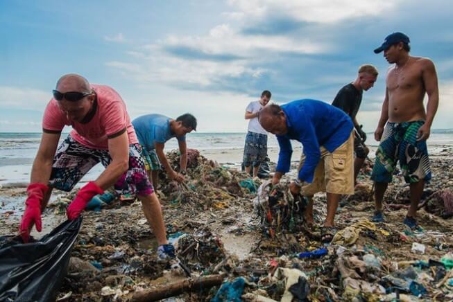 Thu gom rác thải ở các bờ biển cũng là một trong những cách bảo vệ môi trường biển