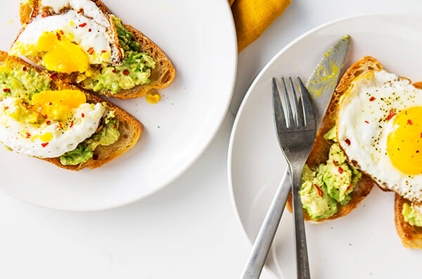 Trứng ốp la ăn với bánh mì kết hợp với mấy lát bơ vào bữa sáng là một lựa chọn hoàn hảo