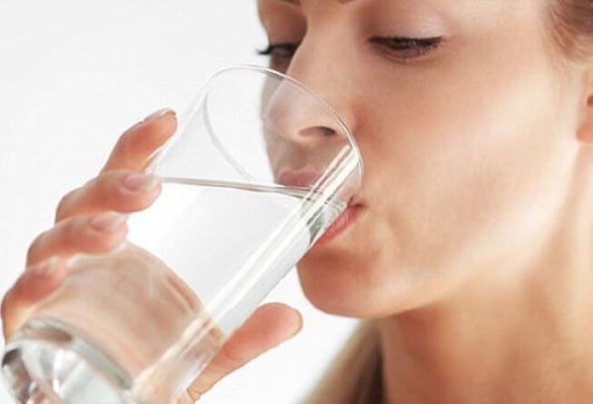 Uống nước cũng là một cách giúp giảm tác hại của Ecoli