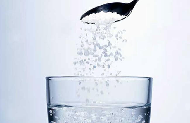Uống nước muối vào buổi sáng có hại cho sức khỏe