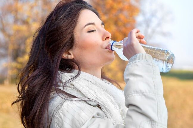 Cần uống đủ nước vào mùa đông 