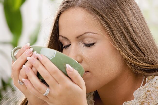 Uống nước ấm hay trà nóng là một phương pháp trị đau họng hữu hiệu