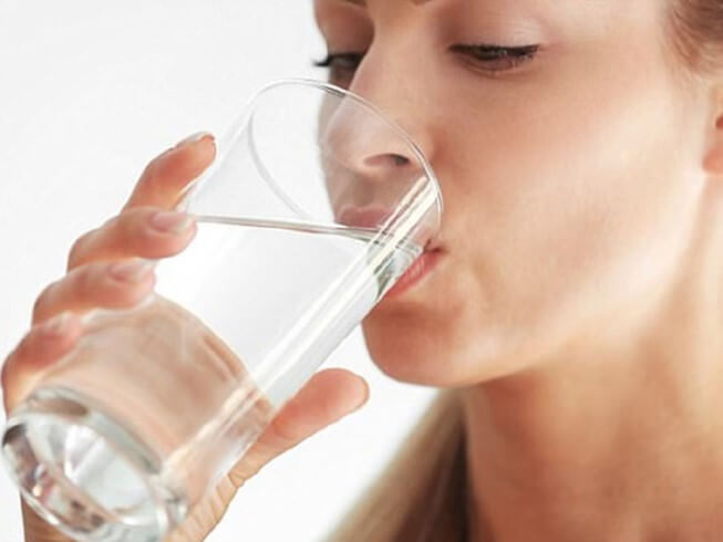 Uống nước đầy đủ giúp ngăn ngừa dị ứng thời tiết