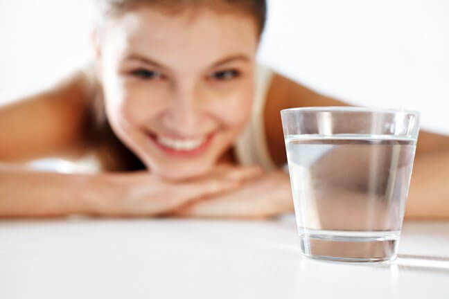 Uống nước đủ và đúng cách để bảo vệ sức khỏe của bạn