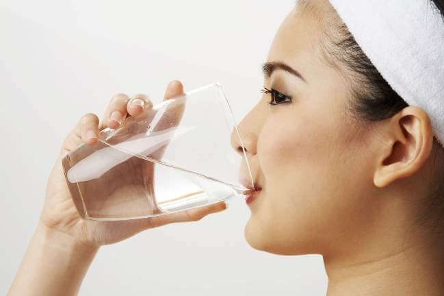 Uống nước đúng cách là uống từng ngụm nhỏ