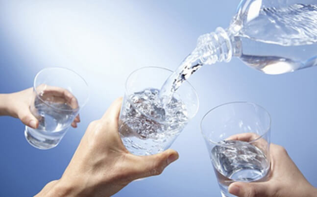 Uống đủ nước cũng là một các thanh lọc cơ thể