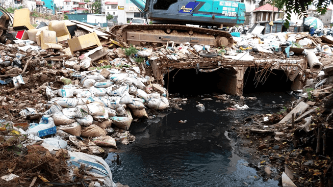 Rác thải, nước thải sinh hoạt của con người đổ ra môi trường