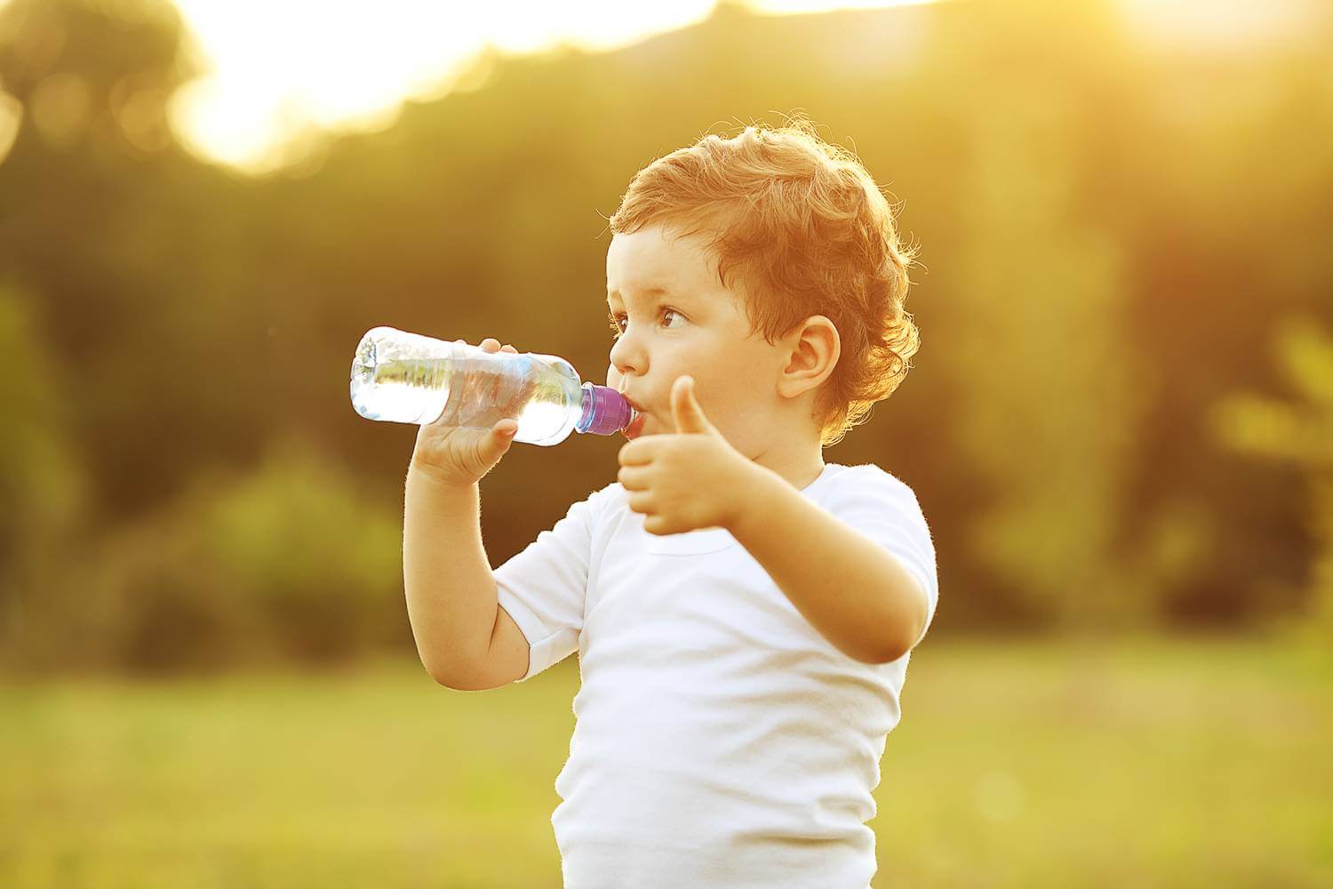 Bổ sung nước cho trẻ nhỏ thường xuyên