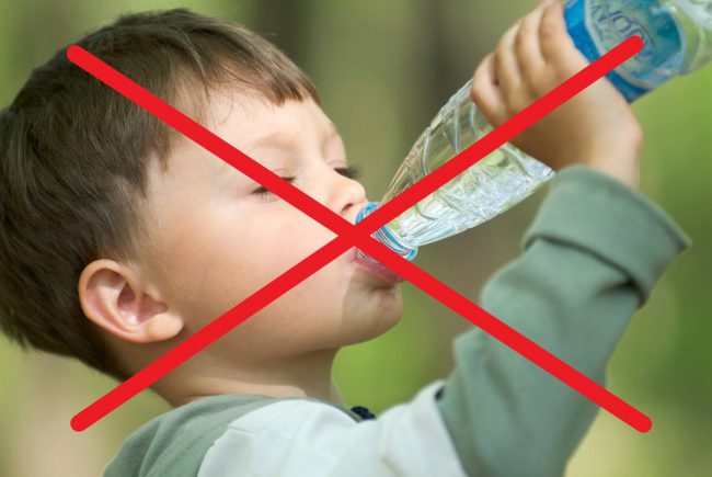 Hạn chế sử dụng nước đóng chai để bảo vệ sức khoẻ
