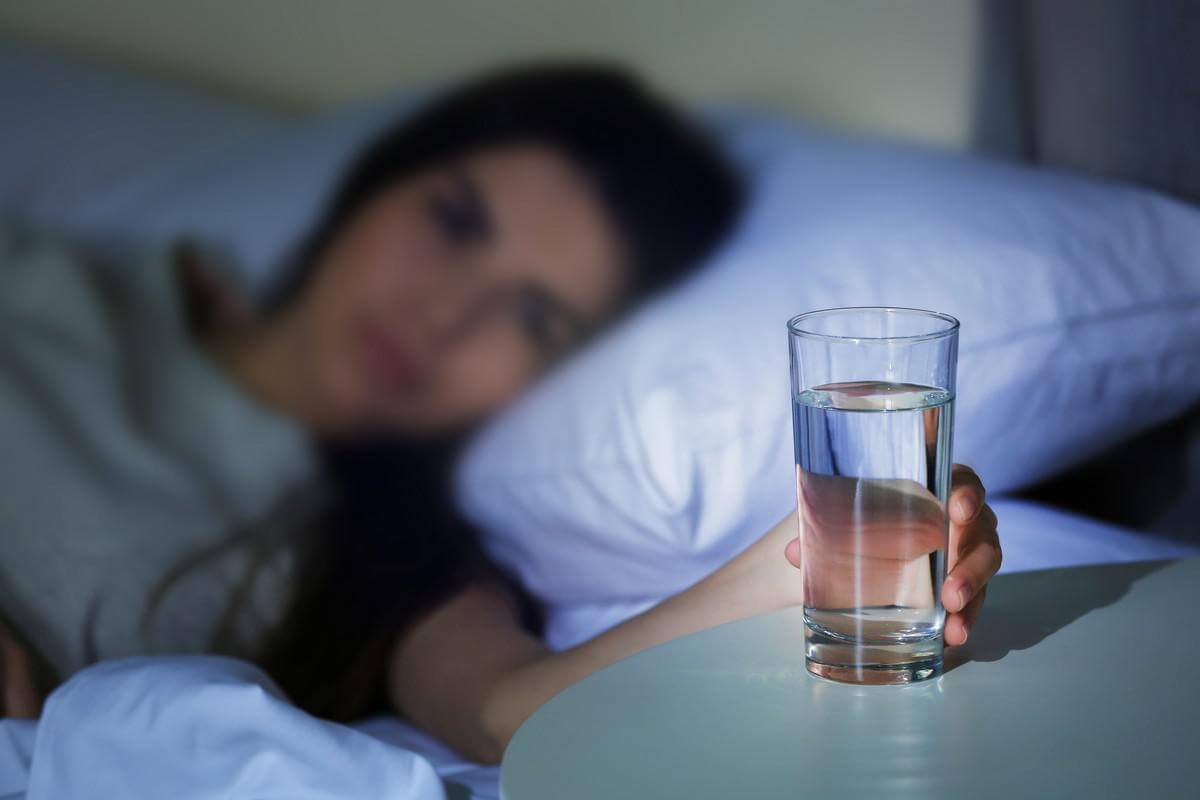 Uống nước trước khi đi ngủ giúp bạn ngủ ngon hơn