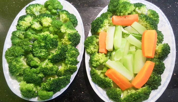 Kết hợp súp lơ với bí và cà rốt cho trẻ lười ăn rau