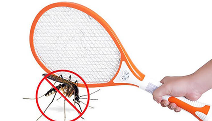 Dùng vợt điện để tiêu diệt muỗi vằn