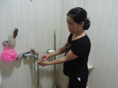 Người dân chung cư Hà Nội khổ sở vì nước sinh hoạt có màu vàng đục
