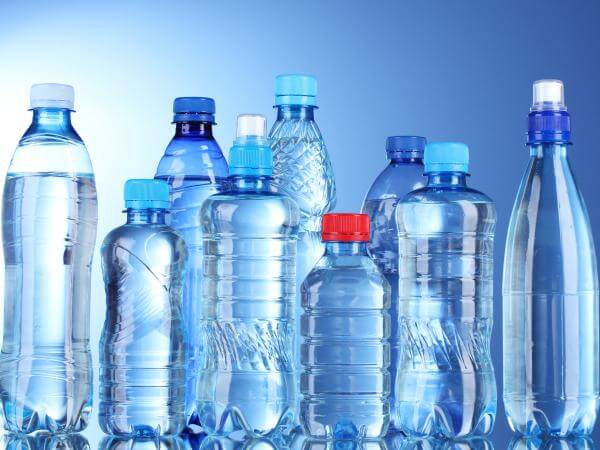 Thói quen uống nước đóng chai hàng ngày có thực sự tốt?