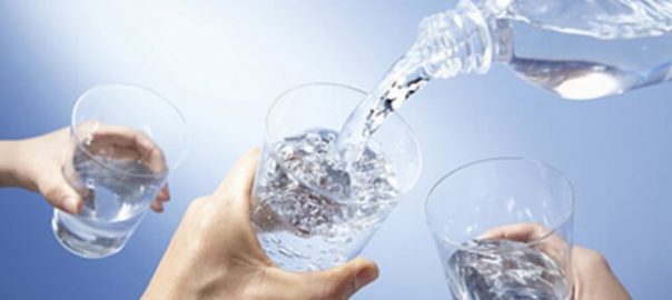 Uống đủ nước cũng là một các thanh lọc cơ thể